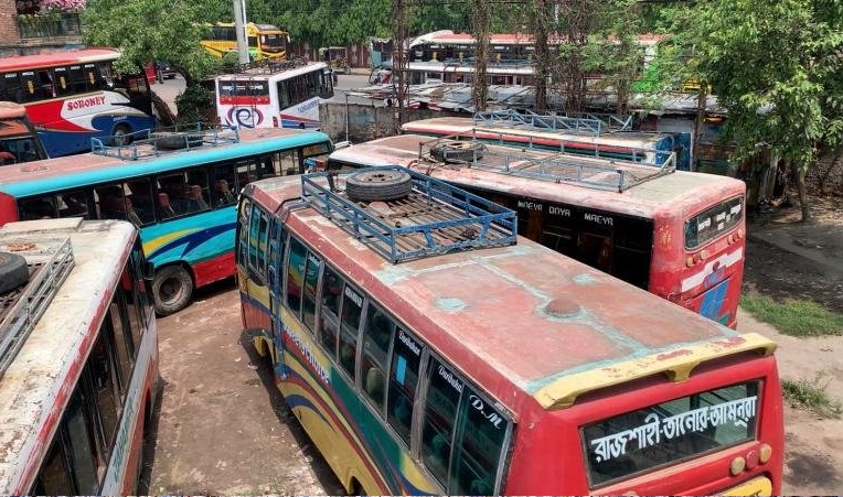 রাজশাহীতে হঠাৎ বাস চলাচল বন্ধ, চরম ভোগান্তিতে যাত্রীরা