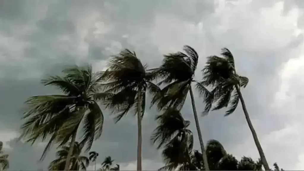 আট অঞ্চলে ৬০ কিলোমিটার বেগে ঝড়ের পূর্বাভাস, নদীবন্দরে সতর্কতা