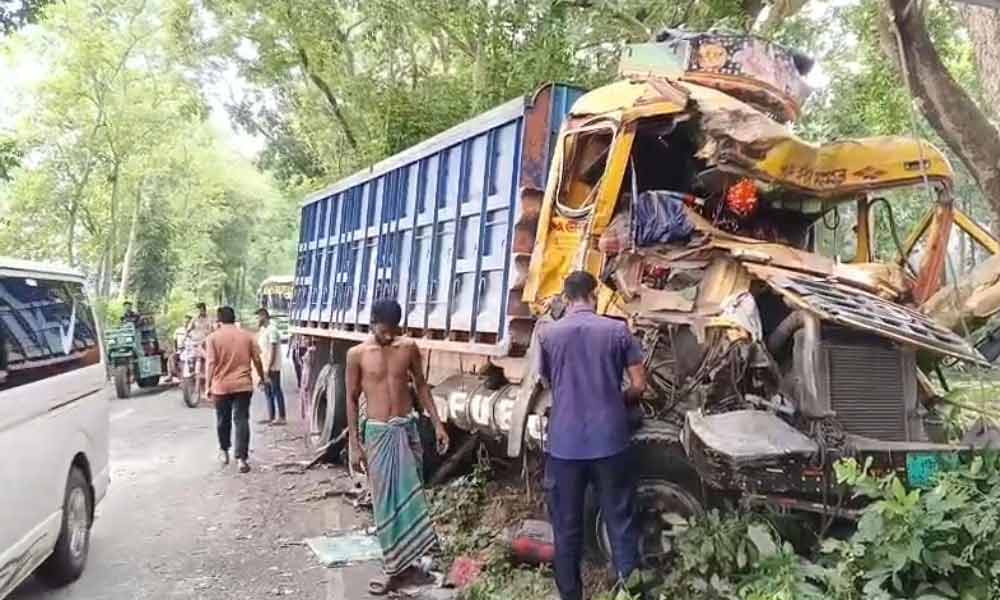 মাদারীপুরে দুই ট্রাকের মুখোমুখি সংঘর্ষে চালক নিহত, আহত ৪