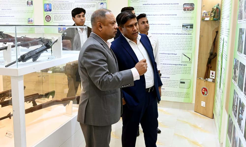 চট্টগ্রাম সেনানিবাসের ‘স্মৃতি অম্লান’ জাদুঘর পরিদর্শন করেছেন প্রধানমন্ত্রীর প্রতিরক্ষা উপদেষ্টা
