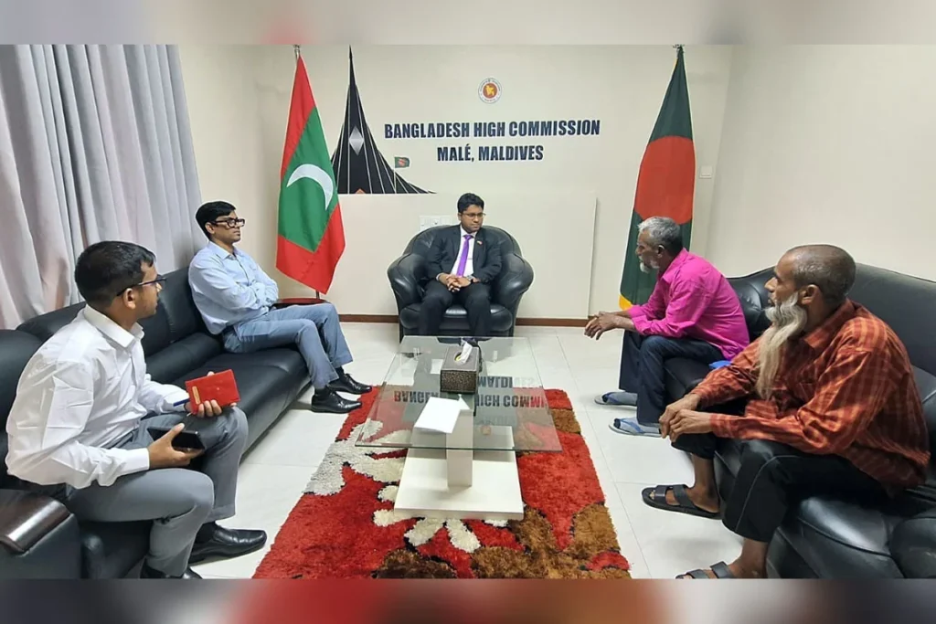 মালদ্বীপে বিপদগ্রস্ত ও অসুস্থ প্রবাসীদের টিকিট দিল বাংলাদেশ হাইকমিশন