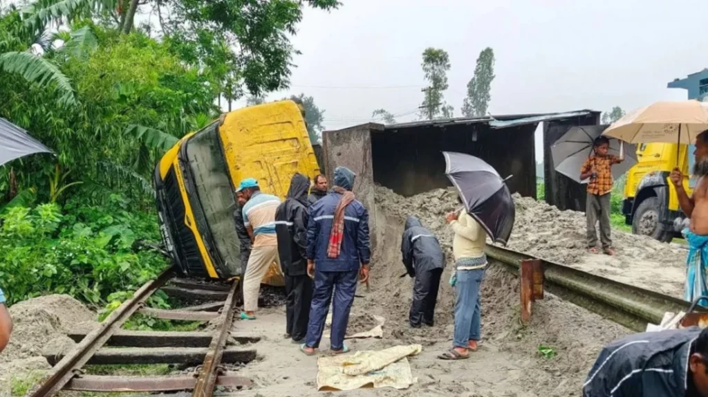 কুড়িগ্রামে বালুভর্তি ট্রাক উল্টে সারাদেশের সঙ্গে রেল যোগাযোগ বন্ধ