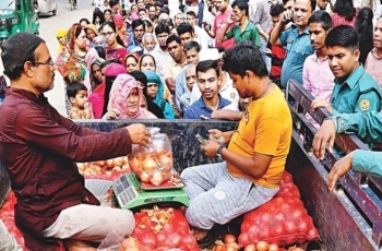 সংকটে পড়া মানুষ স্বস্তি খুঁজছে টিসিবির ট্রাকে