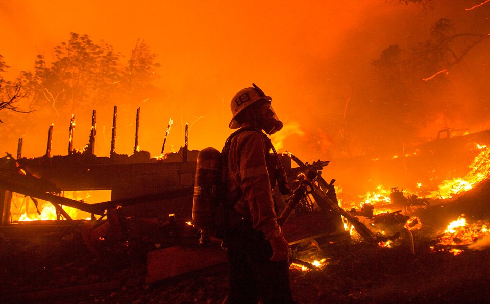 California wildfire rages as US bakes in record-setting heat wave