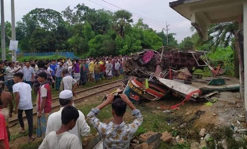 পোশাকশ্রমিকদের বাসে ট্রেনের ধাক্কায় প্রাণ গেল ৫ জনের