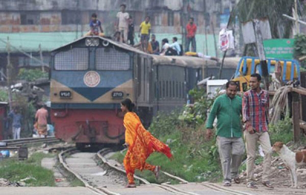 লেভেল ক্রসিংয়ে বাড়ছে ঝুঁকি