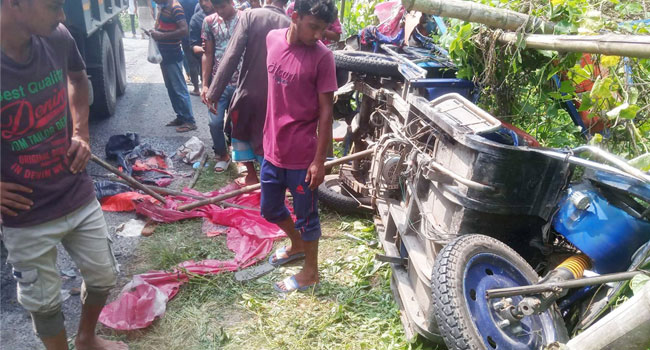 রংপুরে ড্রাম-ট্রাকের ধাক্কায় অটোরিকশা বিধ্বস্ত, হতাহত ৫।