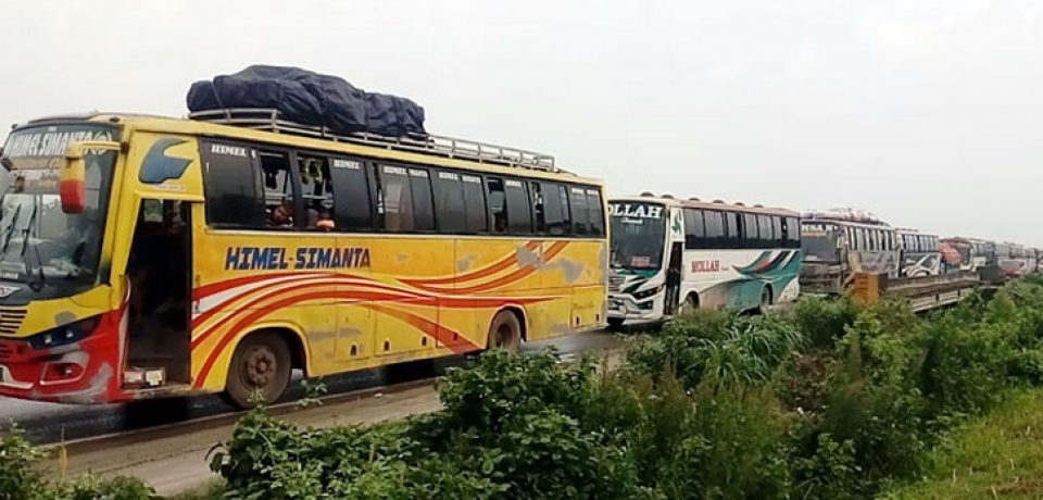 স্থবির ঢাকা-চট্টগ্রাম মহাসড়ক বাজার ও সংযোগ সড়কে রাতদিন ২৪ ঘণ্টা যানজট, যেখানে সেখানে থামছে বাস সক্রিয় নয় হাইওয়ে পুলিশ, সিএনজি রিকশা ইজিবাইক সবই চলে হাইওয়েতে