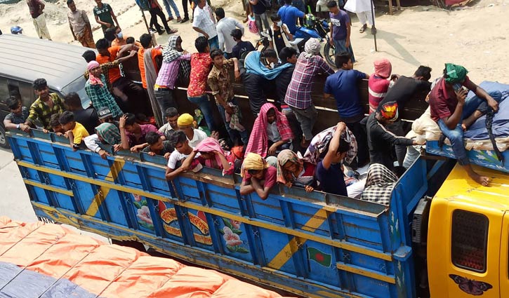 ঈদযাত্রায় ঝুঁকি নিয়ে বাড়ি ফিরছে মানুষ