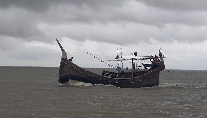 বঙ্গোপসাগরে ট্রলারডুবি, ৪ জনকে উদ্ধার, নিখোঁজ ১১