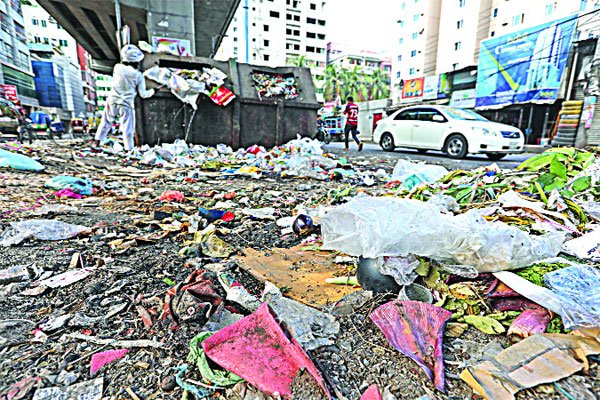 সংকটে কাবু ঢাকা সিটি ধুলায় ধূসর আকাশ, শব্দে স্তব্ধ কান, শহরজুড়ে বর্জ্য, যানজটে নাভিশ্বাস, গণপরিবহন সংকট, আবাসিকে বাণিজ্যিক কার্যক্রম, বেহাল অলিগলি, ফুটপাত দখল, মশার উৎপাত, পানি সংকট, নেই খেলার মাঠ, গণশৌচাগারের অভাব, পার্কিং সংকট, জলাবদ্ধতা