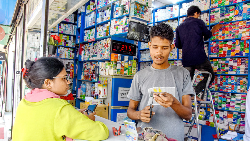 ওষুধেরও বাড়তি দাম, দিশেহারা মানুষ