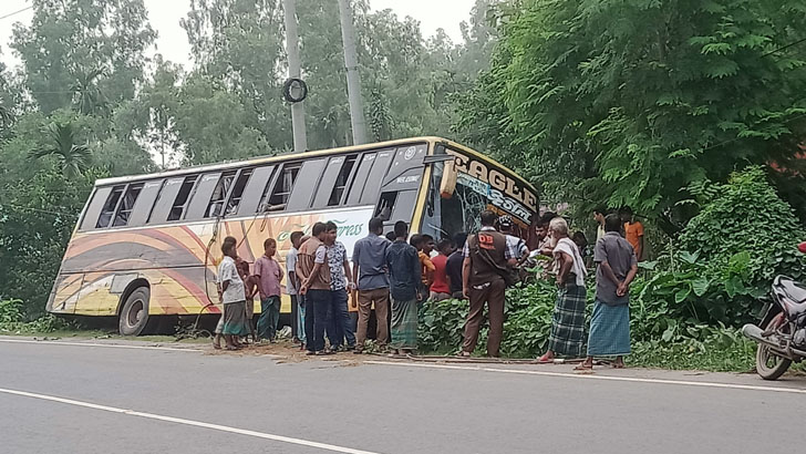 যাত্রীবেশে ডাকাতি, তিন ঘণ্টা বাস আটকে রেখে যাত্রীকে ধর্ষণ