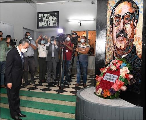 Chinese foreign minister pays homage to Bangabandhu