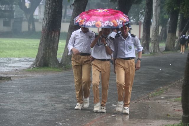 বৃষ্টি ধীরে ধীরে কমছে