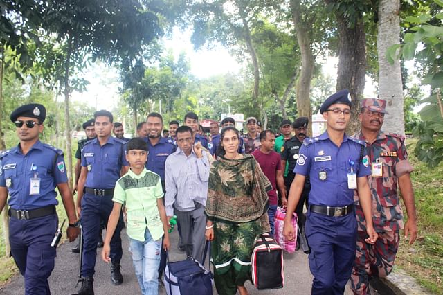 অনুপ্রবেশের মামলায় সাজা শেষে এক দম্পতিকে শিশুসন্তানসহ ভারতে ফেরত