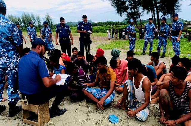 অবৈধভাবে মালয়েশিয়া যাওয়ার পথে সাগরে ট্রলারডুবি, সাঁতরে সৈকতে ফিরলেন ৩১ রোহিঙ্গা