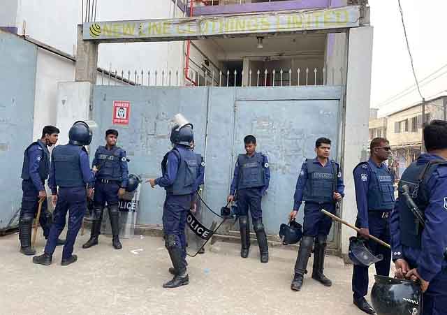 বকেয়া বেতনের দাবিতে কালিয়াকৈরে শ্রমিকদের সড়ক অবরোধ, পুলিশের লাঠিপেটা