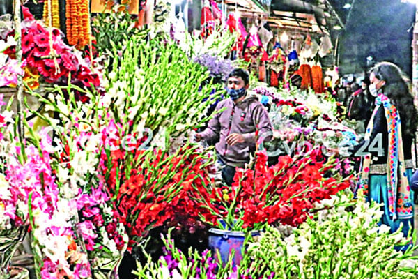 ফুলের পসরা সাজিয়েছেন ব্যবসায়ীরা বসন্তবরণ ও ভালোবাসা দিবস