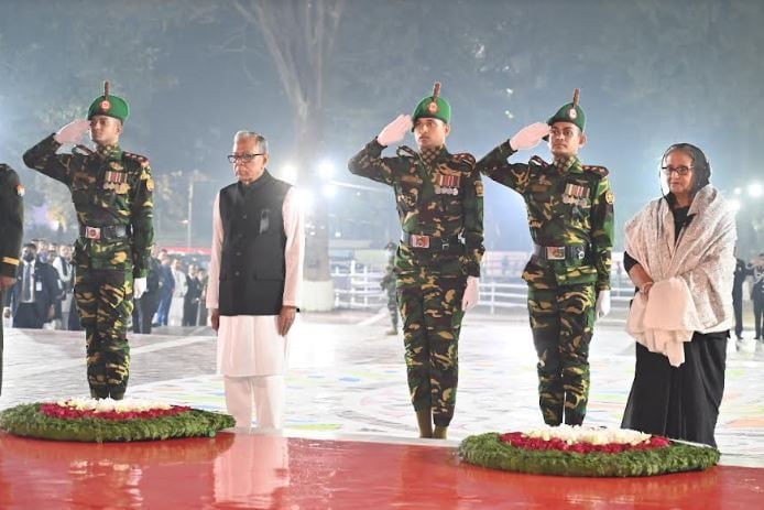 ভাষা শহীদদের প্রতি রাষ্ট্রপতি ও প্রধানমন্ত্রীর শ্রদ্ধা নিবেদন