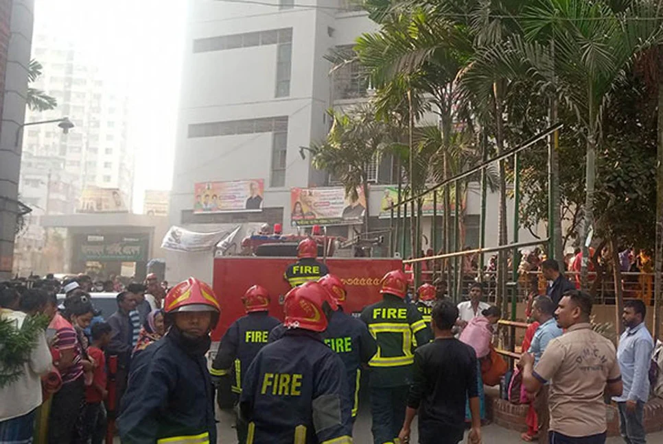 ঢাকা মেডিকেলে আগুন : আতঙ্কে নিচে নামতে গিয়ে রোগীর মৃত্যু