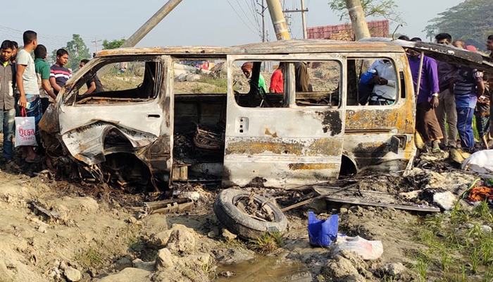 ত্রিশালে মাইক্রোবাস খাদে, গ্যাস সিলিন্ডার বিস্ফোরণে আগুন, নিহত ৪