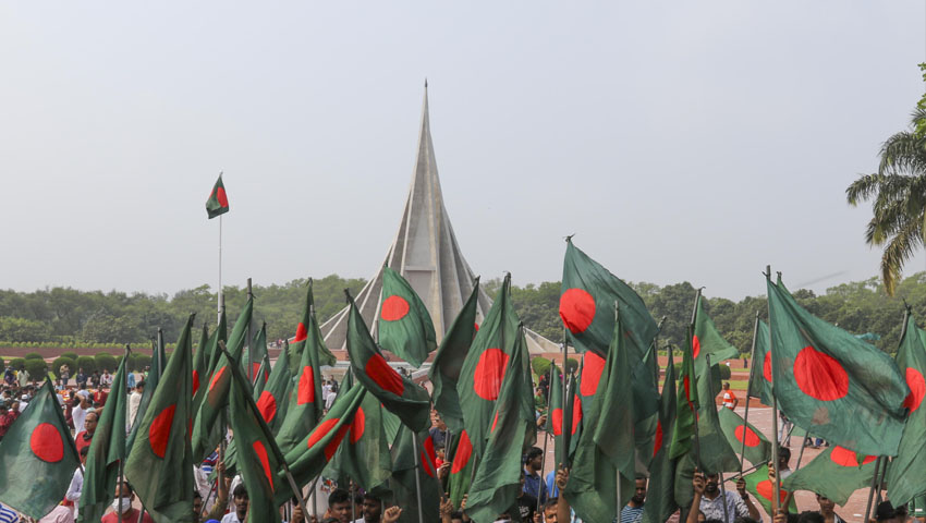 জাতীয় স্মৃতিসৌধে সর্বস্তরের মানুষের শ্রদ্ধা