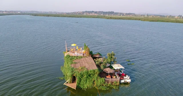 উগান্ডায় হ্রদের বুকে পরিত্যক্ত বোতলে সবুজেঘেরা রেস্তোরাঁ