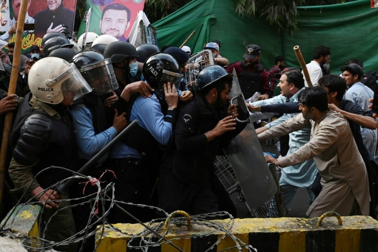 ইমরানকে গ্রেফতারের চেষ্টা ব্যর্থ, পুলিশের সাথে সমর্থকদের সংঘর্ষ