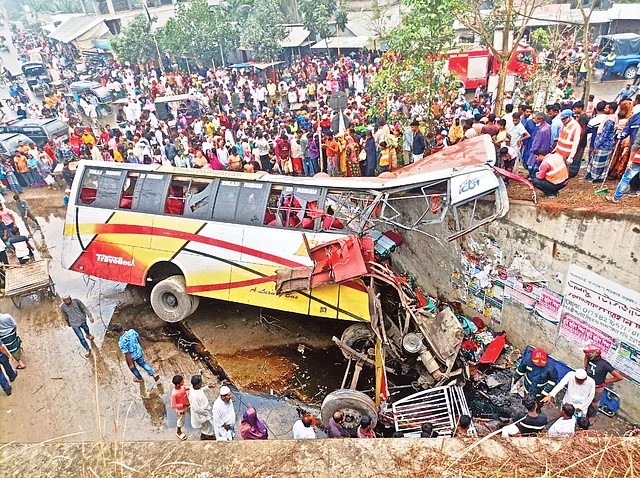 সড়কে বিশৃঙ্খলা পুলিশকে ‘খুশি করে’ এক্সপ্রেসওয়েতে চলছে অবৈধ বাস পদ্মা সেতু দিয়ে বাস চলাচলের অনুমতি দেওয়া বন্ধ রেখেছে বিআরটিএ।  পদ্মা সেতুর সদ্ব্যবহার নিয়ে প্রশ্ন।