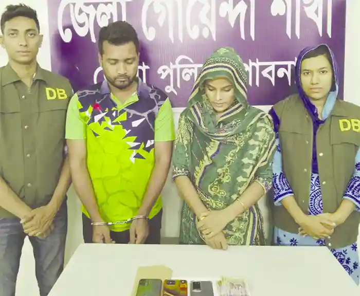 প্রেমের ফাঁদে ফেলে নগ্ন ছবি তুলে ব্ল্যাকমেইল, স্বামী-স্ত্রী গ্রেপ্তার