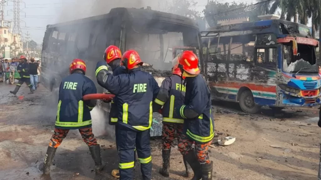 ২ বাসের রেষারেষিতে মোটারসাইকেল চালক নিহত, জনতার অগ্নিসংযোগ