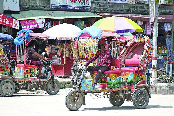 যান্ত্রিক রিকশায় অনিরাপদ সড়ক ♦ হালকা যানে দ্রুতগতির মোটর লাগানোয় দুর্ঘটনা ♦ নিবন্ধন না থাকায় রাজস্ব ফাঁকি কোণঠাসা প্যাডেলচালিত রিকশা ♦ মালিক স্থানীয় প্রভাবশালী ও রাজনীতিবিদরা