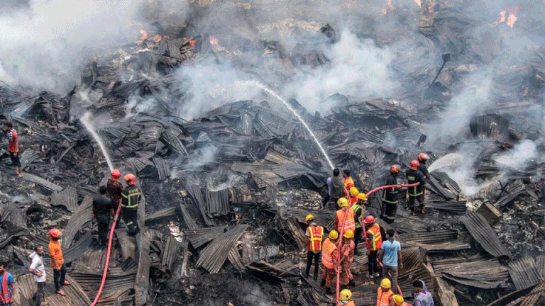 বঙ্গবাজারে আগুন : কাজে বাধা দেওয়ায় ৩০০ জনের বিরুদ্ধে মামলা