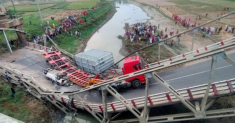 ত্রিশালে বেইলি সেতু ভেঙে পড়ল নদীতে