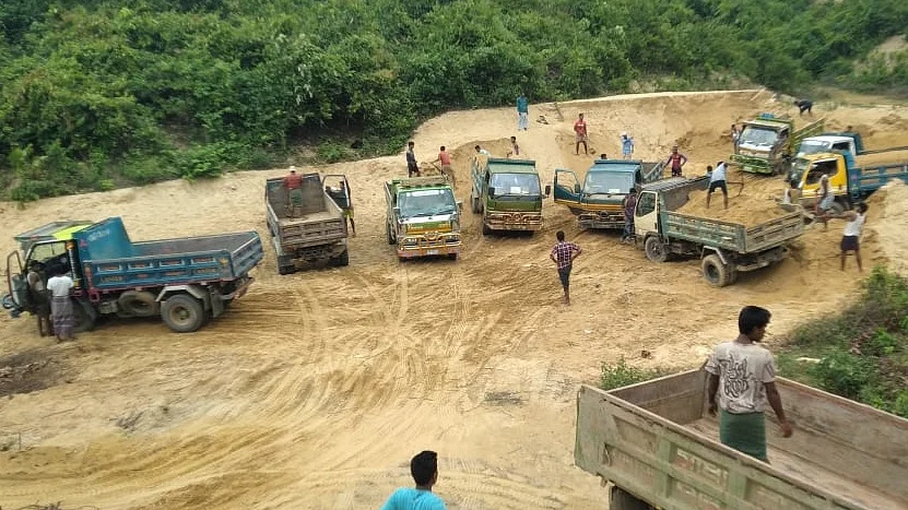 কক্সবাজারে দুই হাজার অবৈধ ডাম্পার-পিকআপে অবাধে মাটি-বালু-গাছ পরিবহন