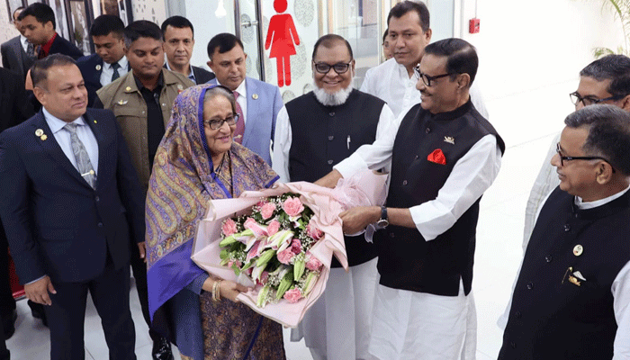 দেশে ফিরলেন প্রধানমন্ত্রী