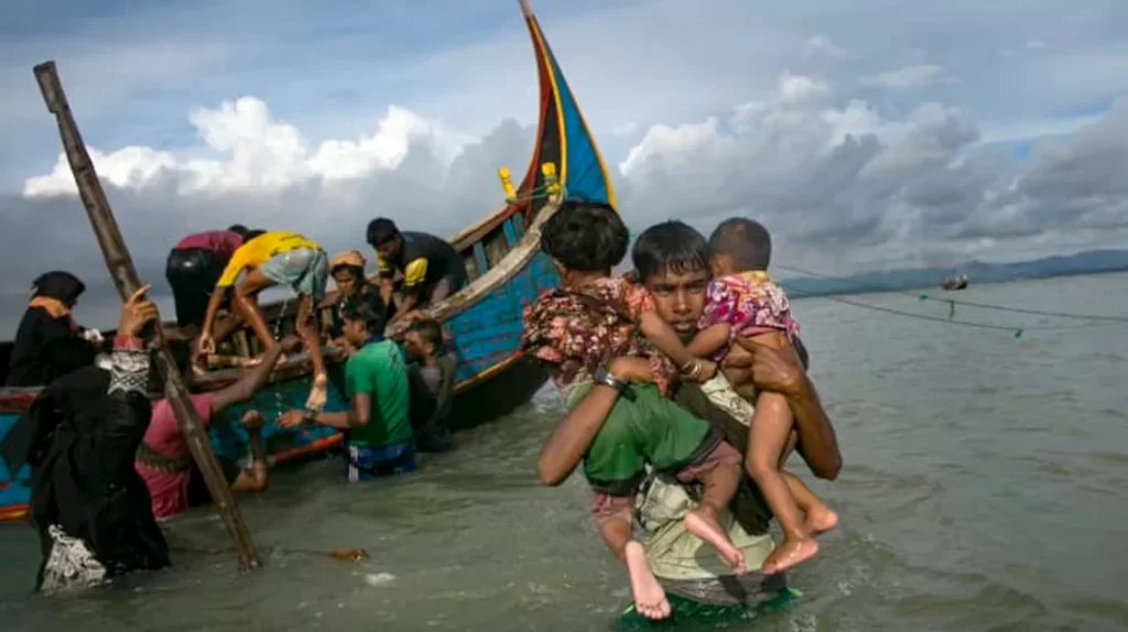 নৌকা বিকল হয়ে ১৮৫ রোহিঙ্গা ভাসছে গভীর সাগরে