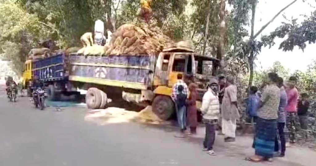 ধান বোঝাই ট্রাকে পেট্রোল বোমা নিক্ষেপ, চালক দগ্ধ