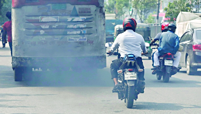 বায়ুদূষণের শীর্ষে আজও ঢাকা