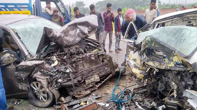 দুই প্রাইভেটকারের মুখোমুখি সংঘর্ষ, নিহত ৩
