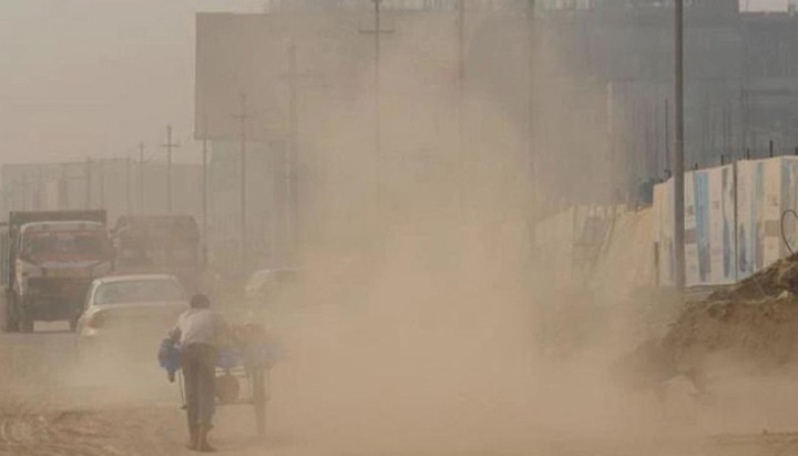 দূষিত বায়ুর শহরের শীর্ষে ঢাকা