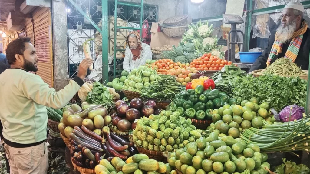 সবজির বাজার চড়া, বেড়েছে মুরগির দামও