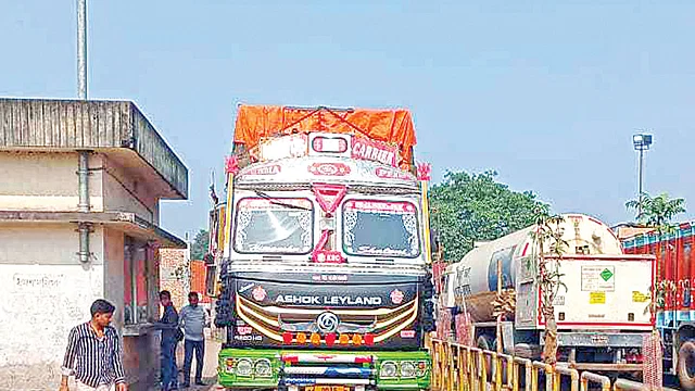 বেনাপোল স্থলবন্দরে ‘ডিজিটাল’ কারসাজি করে রাজস্ব ফাঁকি জালিয়াতিতে জড়িত সন্দেহে ইতিমধ্যে ১০ কর্মকর্তা–কর্মচারীকে বদলি।  এই স্থলবন্দর দিয়ে প্রতিদিন ভারত থেকে ৭-৮ হাজার মেট্রিক টন পণ্য আমদানি।  প্রতারকেরা ওজন স্কেলে কাঙ্ক্ষিত ওজন না পেলে অ্যাডমিন আইডি ও পাসওয়ার্ড ব্যবহার করে ওজন পরিবর্তন করে দিত।