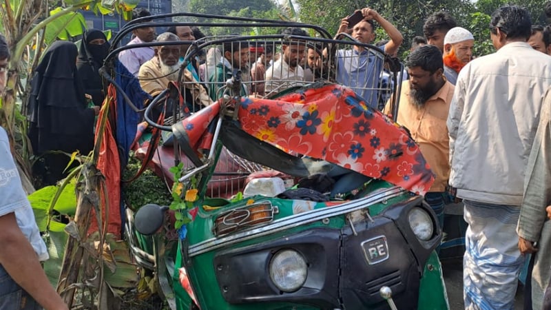 কুমিল্লায় অটোরিকশা-কাভার্ডভ্যানের মুখোমুখি সংঘর্ষ, নিহত ৫