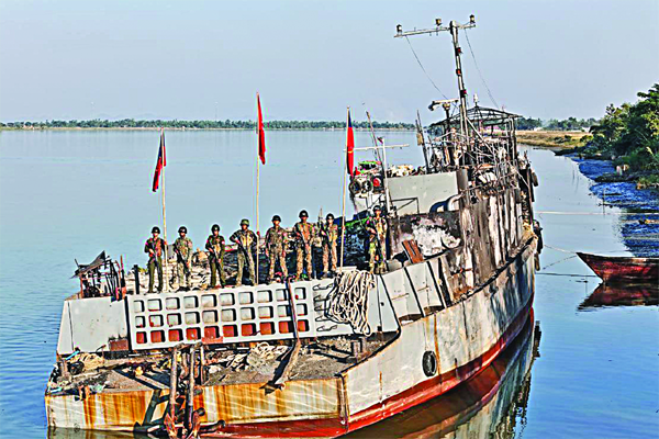 রোহিঙ্গা ঠেকাতে সর্বোচ্চ সতর্কতা ♦ এসএসসি পরীক্ষার ঘুমধুম কেন্দ্র পরিবর্তনের সিদ্ধান্ত ♦ অস্ত্রধারী অনুপ্রবেশকারী ২২ রোহিঙ্গা তিন দিনের রিমান্ডে