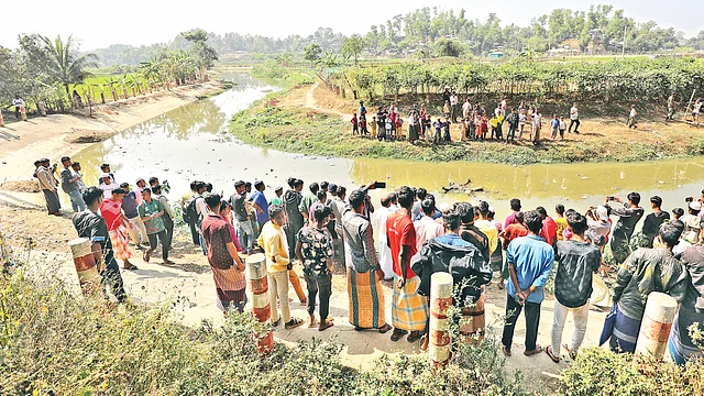 ওপারে গোলাগুলি চলছে, রোহিঙ্গাদের ঢোকার চেষ্টা