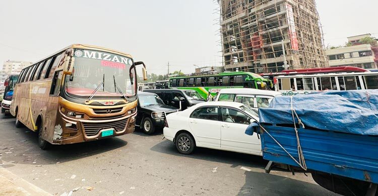 ঢাকা ছাড়তেই ঘণ্টার পর ঘণ্টা অপেক্ষা, আদায় করা হচ্ছে বাড়তি ভাড়া