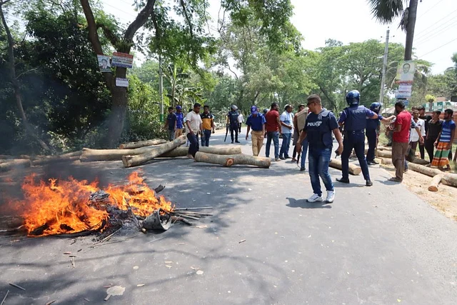 মধুখালীতে দুই ভাইকে হত্যা মানববন্ধন শেষে বিক্ষুব্ধ জনতার মহাসড়ক অবরোধ, পুলিশের ফাঁকা গুলি