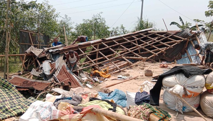 মৌলভীবাজারে কালবৈশাখী ও শিলাবৃষ্টির তাণ্ডবে বিধ্বস্ত বাড়িঘর